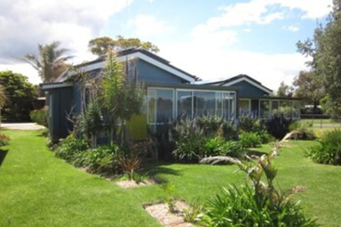 Lakes Waterfront Motel & Holiday Cottages - Nambucca Heads Accommodation 1