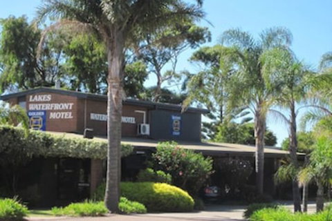 Lakes Waterfront Motel & Holiday Cottages - Nambucca Heads Accommodation 0