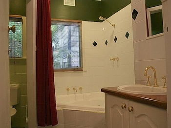 Tudor Cottages Mt Dandenong - Nambucca Heads Accommodation 6