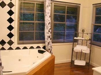 Tudor Cottages Mt Dandenong - Nambucca Heads Accommodation 4