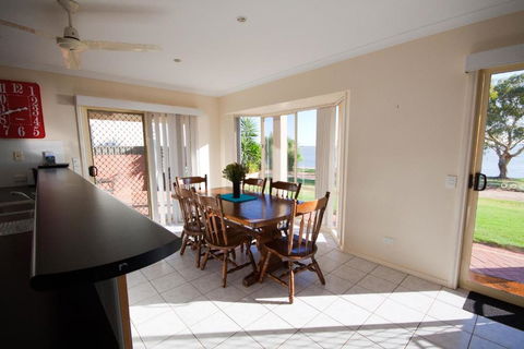 Lake Boga Waterfront Holiday House - Nambucca Heads Accommodation 1