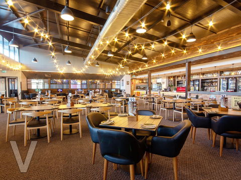 V Hotel - Nambucca Heads Accommodation 1