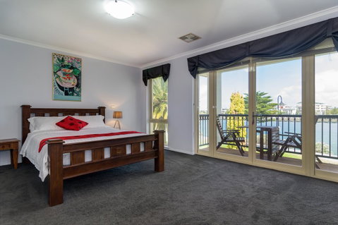 Port Adelaide Harbourside House - Nambucca Heads Accommodation 6