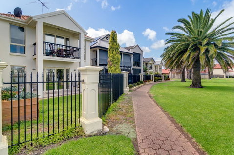 Port Adelaide Harbourside House - Nambucca Heads Accommodation 0