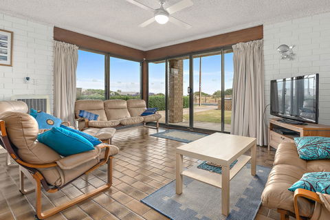 Sun & Surf Aldinga Beach Apartment - Nambucca Heads Accommodation 0