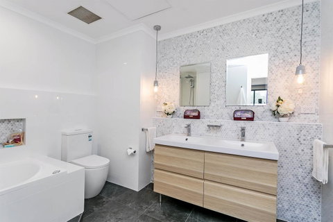 Heart Of Glenelg BnB - Nambucca Heads Accommodation 3