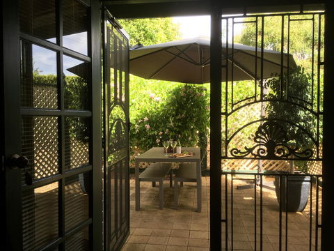 Wine And Roses Bed And Breakfast - Nambucca Heads Accommodation 4