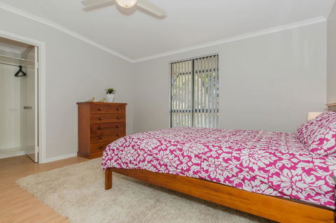 Desert Pea - Nambucca Heads Accommodation 9