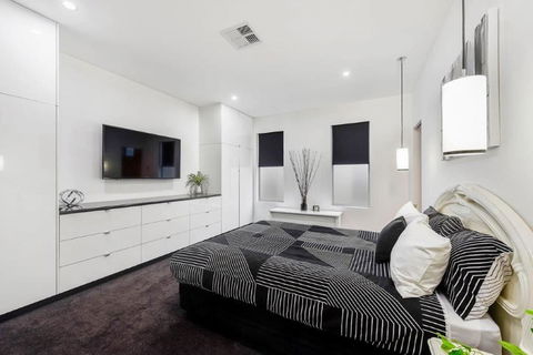 BENGALEE EXECUTIVE TOWNHOUSE- MODERN & STYLISH - Nambucca Heads Accommodation 11