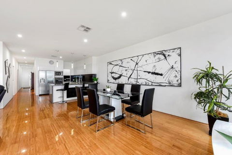 BENGALEE EXECUTIVE TOWNHOUSE- MODERN & STYLISH - Nambucca Heads Accommodation 12