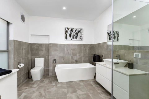 BENGALEE EXECUTIVE TOWNHOUSE- MODERN & STYLISH - Nambucca Heads Accommodation 8