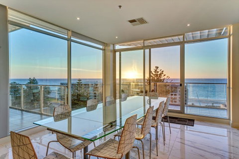 Glenelg Skyline Beachfront Penthouse, Adelaide - Nambucca Heads Accommodation 10
