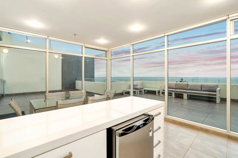 Glenelg Skyline Beachfront Penthouse, Adelaide - Nambucca Heads Accommodation 5