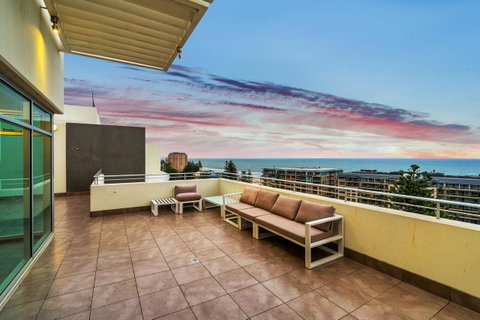Glenelg Skyline Beachfront Penthouse, Adelaide - Nambucca Heads Accommodation 4