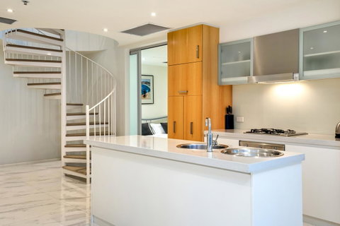 Glenelg Skyline Beachfront Penthouse, Adelaide - Nambucca Heads Accommodation 7