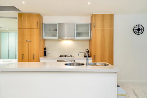 Glenelg Skyline Beachfront Penthouse, Adelaide - Nambucca Heads Accommodation 8