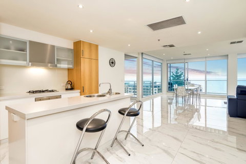 Glenelg Skyline Beachfront Penthouse, Adelaide - Nambucca Heads Accommodation 9