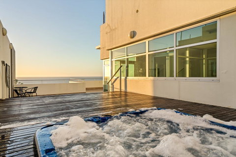 Glenelg Skyline Beachfront Penthouse, Adelaide - Nambucca Heads Accommodation 3