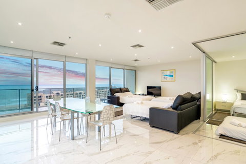 Glenelg Skyline Beachfront Penthouse, Adelaide - Nambucca Heads Accommodation 11
