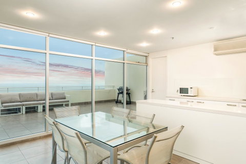 Glenelg Skyline Beachfront Penthouse, Adelaide - Nambucca Heads Accommodation 6