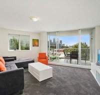 Bridge and Sails - Views of the Bridge and Opera House from this Executive 2BR Apartment in Darlinghurst - Nambucca Heads Accommodation