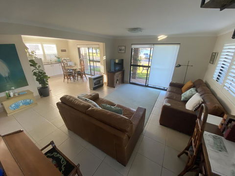 By The Lake - Lake Macquarie - Nambucca Heads Accommodation 1