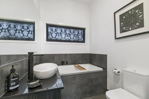 Campania Of Meeniyan - Nambucca Heads Accommodation 2