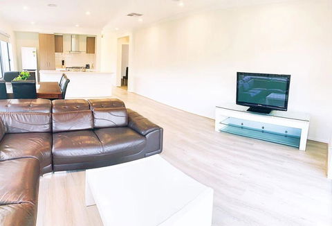 Comfortable 4BR 2Bath House Tarneit Melbourne - Nambucca Heads Accommodation 2