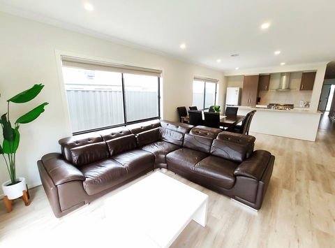 Comfortable 4BR 2Bath House Tarneit Melbourne - Nambucca Heads Accommodation 0