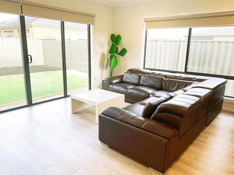 Comfortable 4BR 2Bath House Tarneit Melbourne - Nambucca Heads Accommodation 1