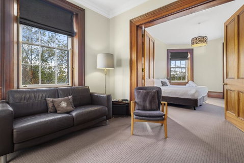 Cromwell Apartment - 3 Red Doors Battery Point - Nambucca Heads Accommodation 1