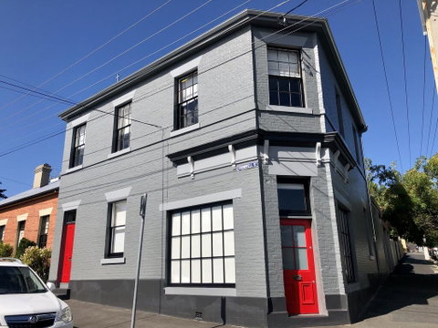 Cromwell Apartment - 3 Red Doors Battery Point - Nambucca Heads Accommodation 0