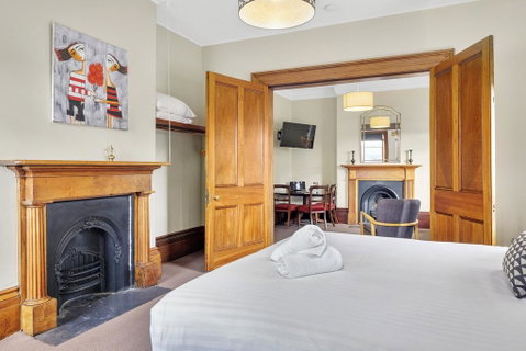 Cromwell Apartment - 3 Red Doors Battery Point - Nambucca Heads Accommodation 3