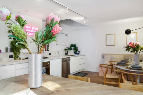 Enjoy Cafe Culture From Chic Warehouse Conversion - Nambucca Heads Accommodation 1