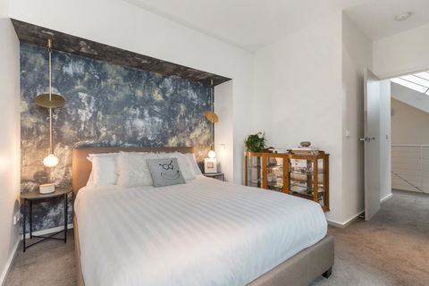 Enjoy Cafe Culture From Chic Warehouse Conversion - Nambucca Heads Accommodation 3