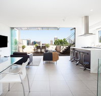 Enjoy Leafy Urban Outlooks in Modern Lifestyle Retreat - Nambucca Heads Accommodation