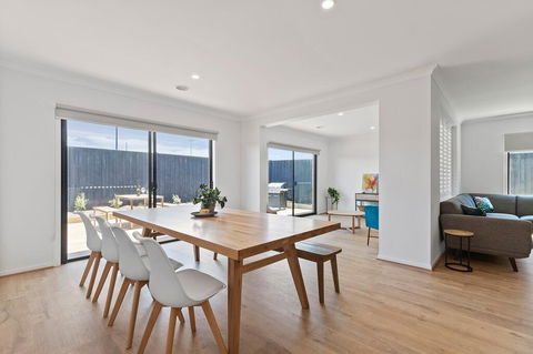 Family Holiday Paradise - New Modern Beach House - Nambucca Heads Accommodation 3