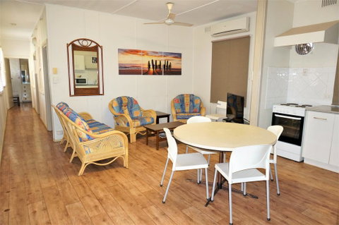 Getaway Villas Unit 3 - 3 Bedroom Self-Contained Villa With A Deck - Nambucca Heads Accommodation 3