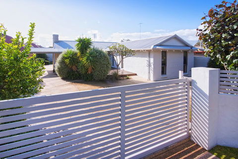 GIFFORD HOUSE - Nambucca Heads Accommodation 0