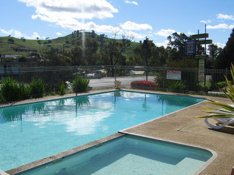 Golden Chain Garden Motor Inn Gundagai - Nambucca Heads Accommodation 1