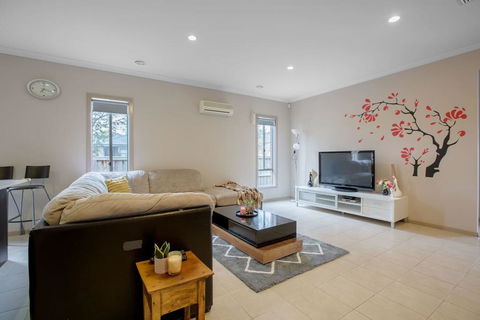 Gorgeous 4BR Home In Point Cook - Nambucca Heads Accommodation 0