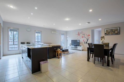 Gorgeous 4BR Home In Point Cook - Nambucca Heads Accommodation 3
