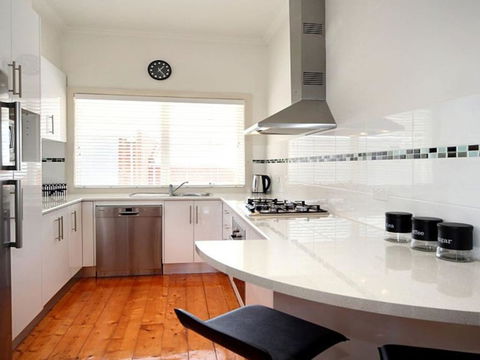 Hidden Gem In Cafe Strip! Chadstone + King Bed - Nambucca Heads Accommodation 1