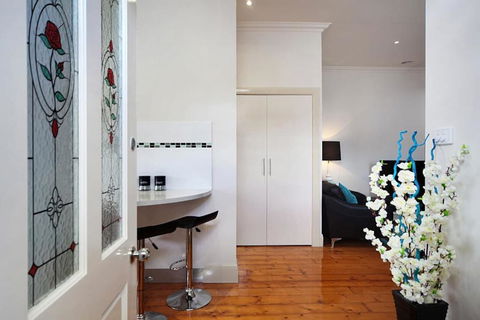 Hidden Gem In Cafe Strip! Chadstone + King Bed - Nambucca Heads Accommodation 2