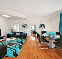 Hidden Gem in Cafe Strip Chadstone  King Bed - Nambucca Heads Accommodation