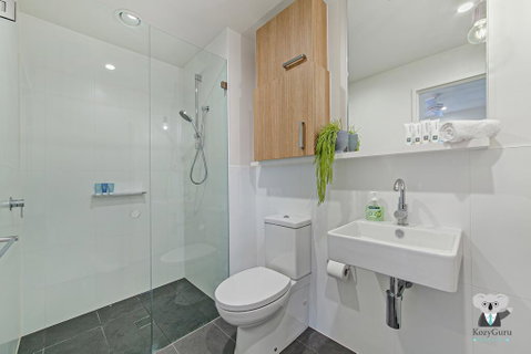 KOZYGURU WOLLI CREEK KOZY 1 BED APT SYDNEY AIRPORT & SYDNEY CBD NWC020 - Nambucca Heads Accommodation 2