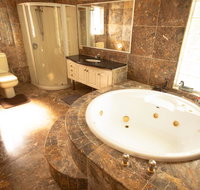 Luxuary self-contained living with Spa. - Nambucca Heads Accommodation