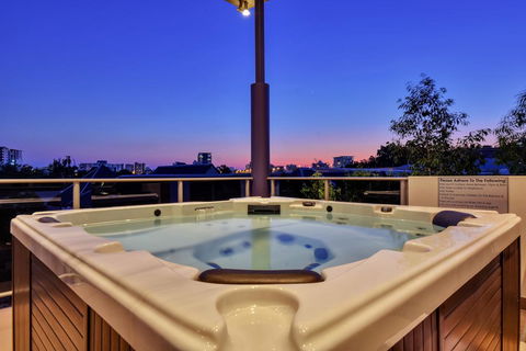 Luxury Darwin City Lights Jacuzzi Central Location Large House New Furnishings - Nambucca Heads Accommodation 3