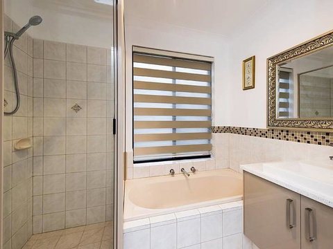 Highgate Modern Home (4 Mins To Perth City) - Nambucca Heads Accommodation 12