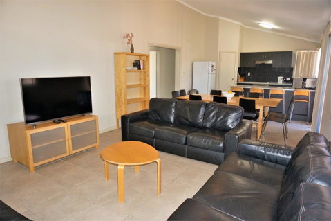 9 Krait Street - Perfect For Large Groups Or Families Alike - Nambucca Heads Accommodation 2
